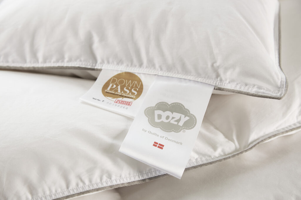 Nærbillede af Dozy dyne med DownPass-certificeringsmærker påsyet.